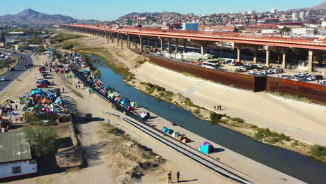 desgarradora realidad de los migrantes que viven en un campamento en la frontera entre estados unidos y méxico