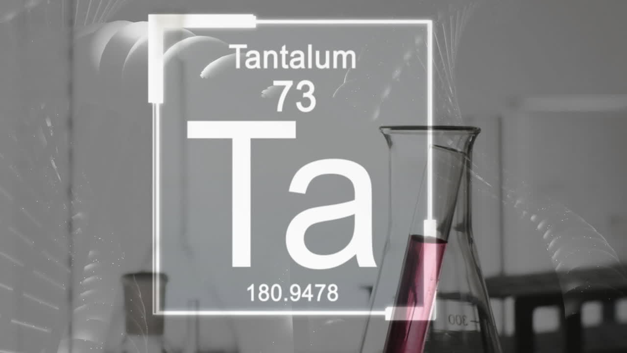 회색 바탕에 실험실 접시 위의 화학 원소 기호의 애니메이션