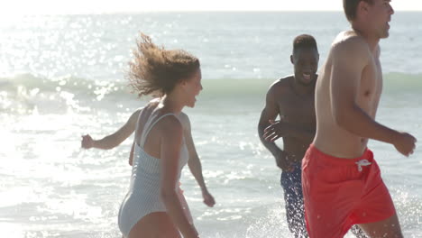 Verschiedene-Freunde-Genießen-Einen-Sonnigen-Tag-Am-Strand