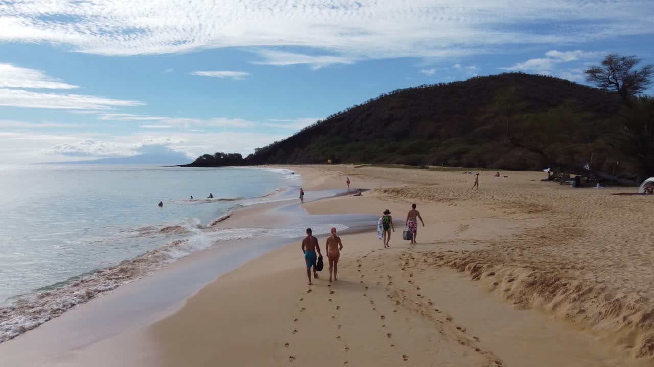 Tomada em movimento lateral da praia mais bonita de Maui.