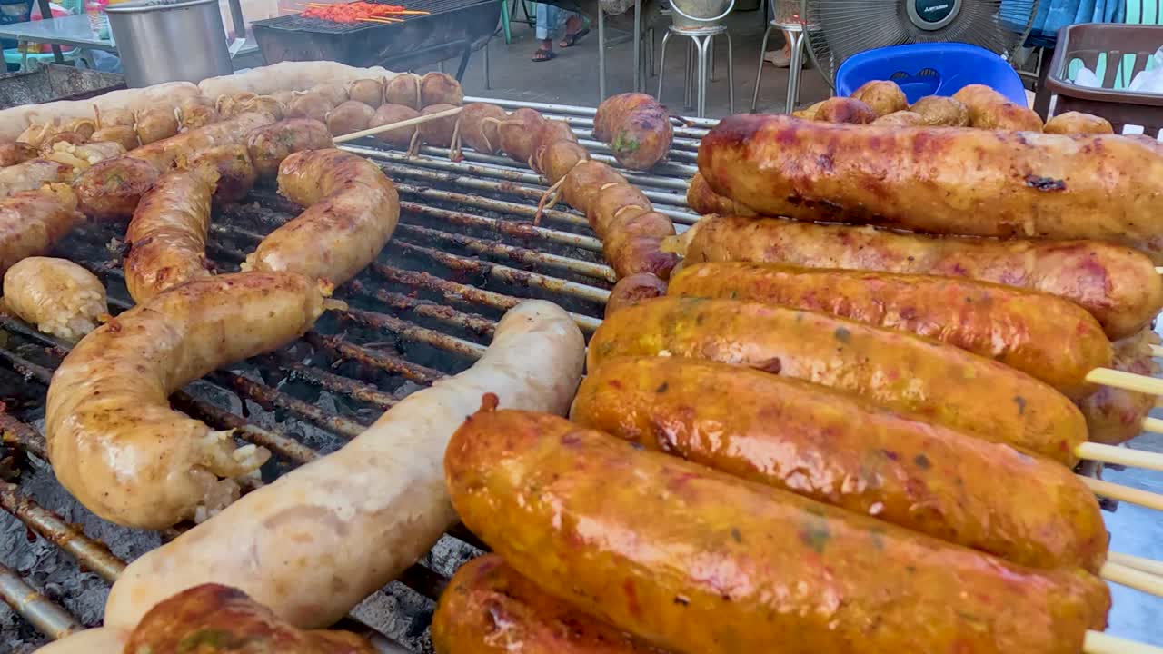 salchichas cocinadas en una parrilla en tailandia