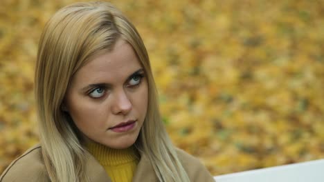 hermosa chica triste en el parque en otoño