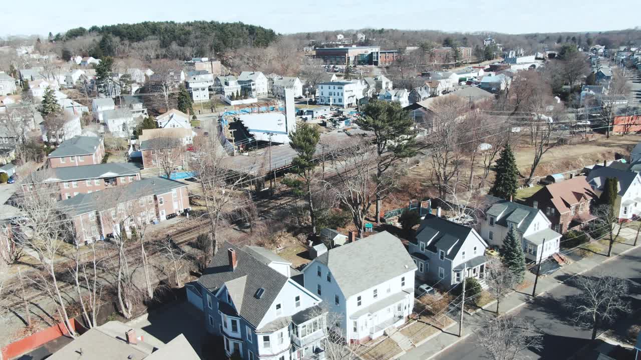 swampscott 주거 지역의 항공편은 열차 트랙으로 나어져 있습니다.