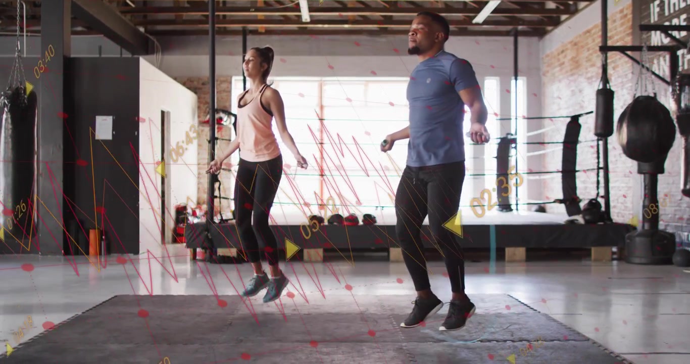 Hombre y mujer levantando cuerdas, saltando, mientras un temporizador en pantalla se sincroniza con las cuerdas para ejercicio cardiovascular.