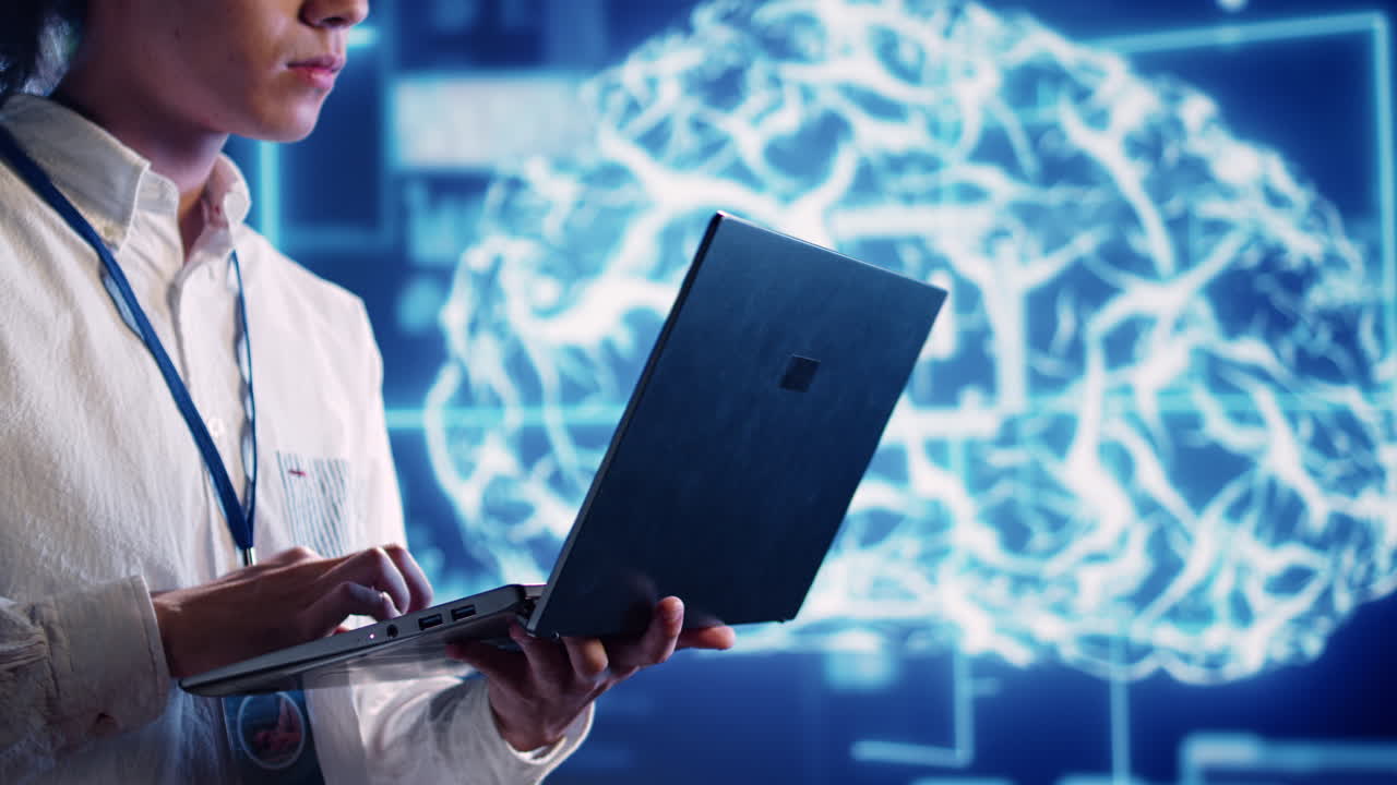 administrador realizando una simulación en el portátil