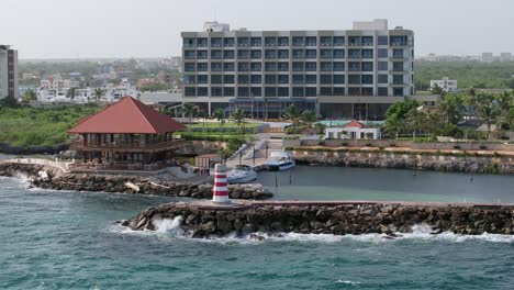 Rompeolas-En-El-Restaurante-Captain-Kidd,-Hilton-Garden-Inn-La-Romana