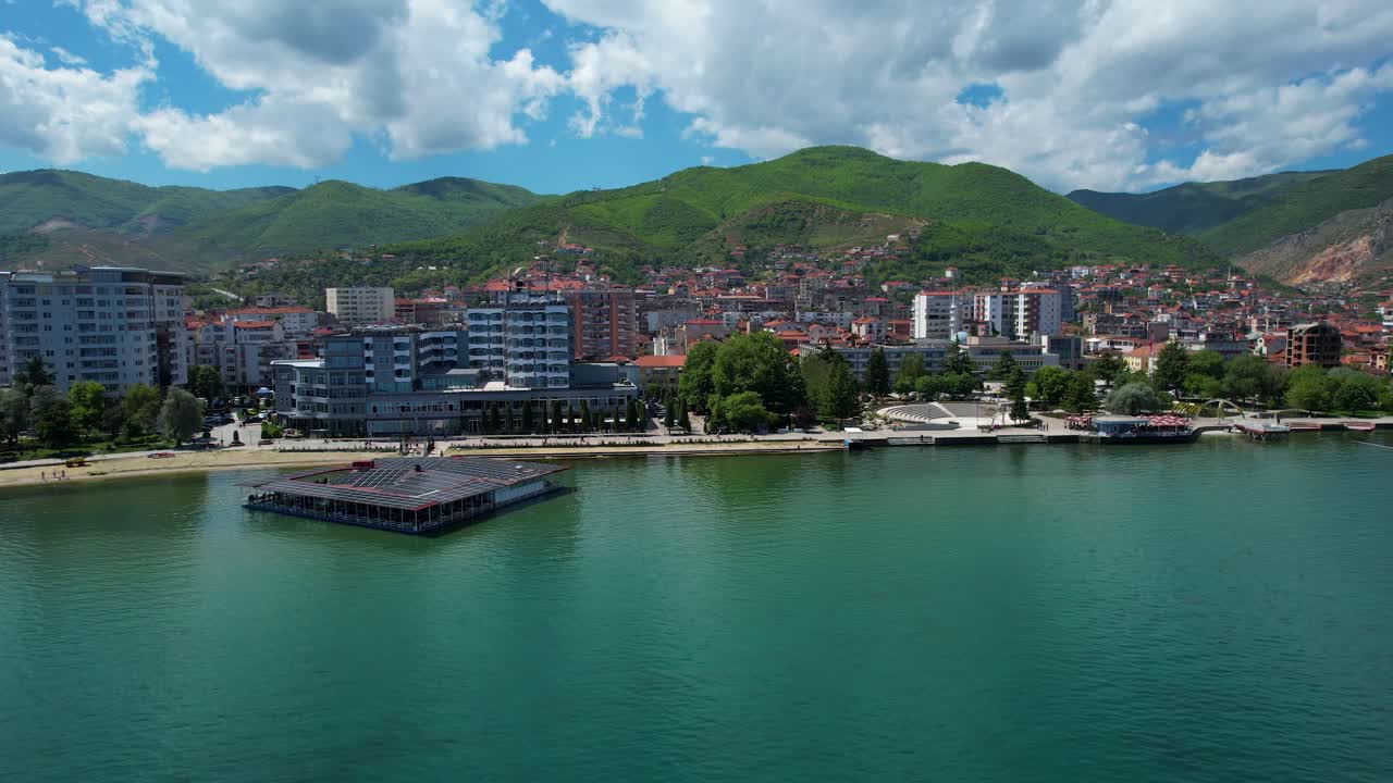 la orilla del lago de pogradec: un paraíso turístico con hoteles y parques que dan la bienvenida a los turistas para sus escapadas de verano