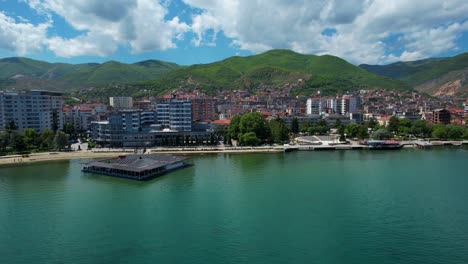 la orilla del lago de pogradec: un paraíso turístico con hoteles y parques que dan la bienvenida a los turistas para sus escapadas de verano