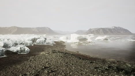 Gigantescas-Estructuras-De-Bloques-De-Hielo-En-La-Arena-Negra-Junto-A-La-Orilla-Del-Mar