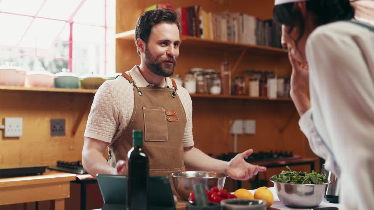 Homem cozinhando na cozinha