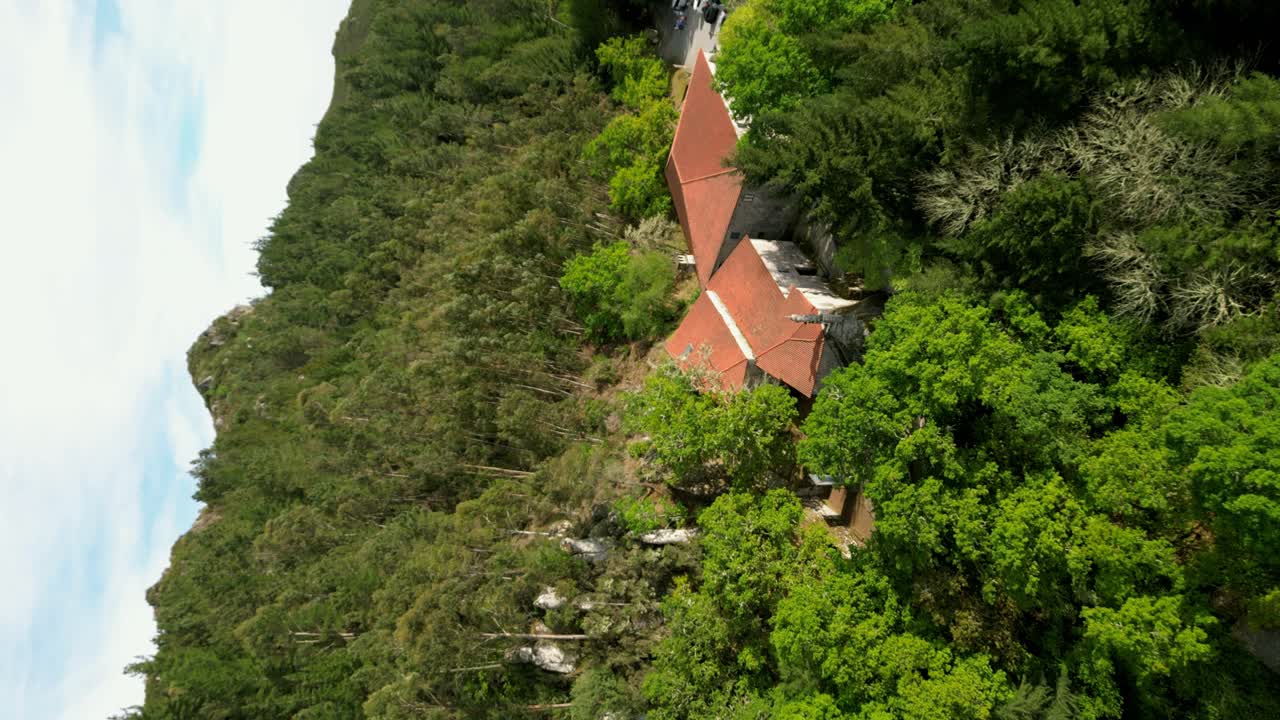 video disparado por un dron vertical monasterio de san pedro de rocas, esgos, ourense, españa, retroceso