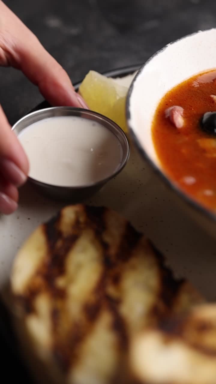 sopa con salsa y pan