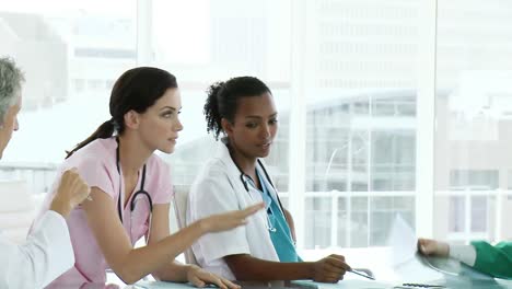 Equipo-Médico-Confiado-Examinando-Una-Radiografía