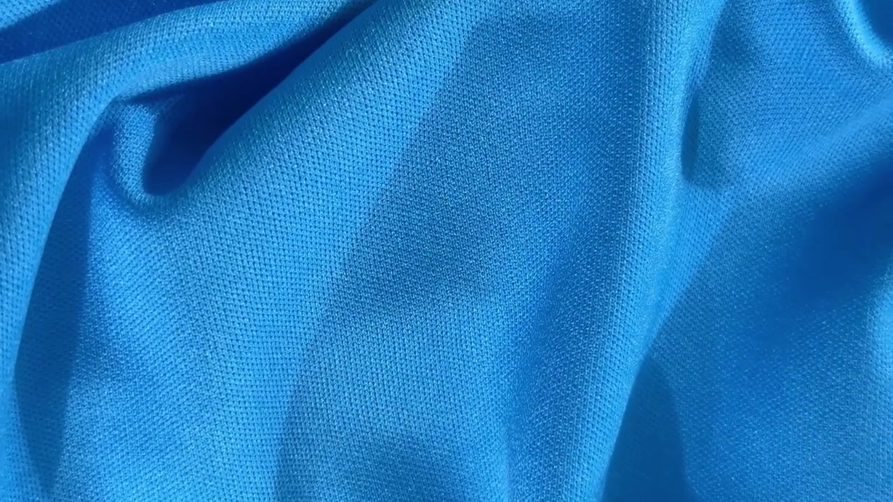 Nahaufnahme: Blaue Stofftextur mit weichen Falten