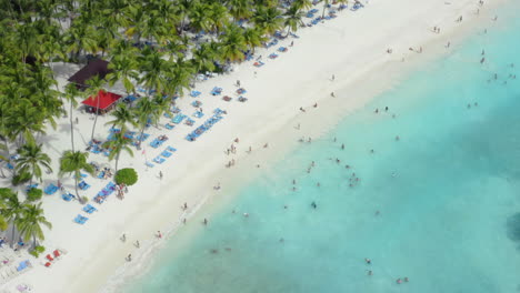 Un-Día-Perfecto-Para-Pasar-El-Rato-En-La-Playa-En-La-Isla-Más-Hermosa,-Saona,-República-Dominicana,-Antena