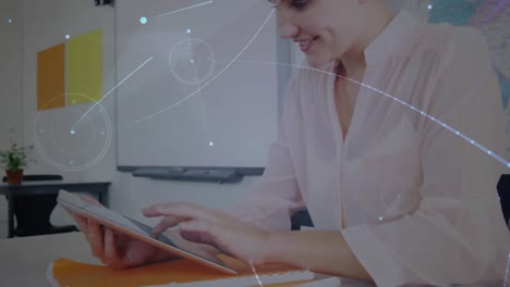 animación de una red de conexiones a través de una maestra caucásica que usa una tableta digital en la escuela