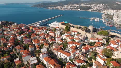 Luftaufnahmen-Von-Sehenswürdigkeiten-Der-Altstadt-Von-Kavala-Und-Hafen-Mit-Kreuzfahrtschiffen,-Filmisches-4k-Material