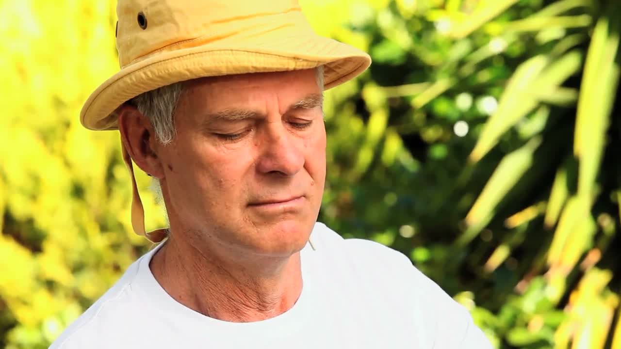 hombre jubilado colocando una planta en una maceta