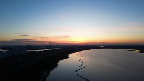 Vista-Panorámica-Del-Lago-Oostvoornse-Meer-Al-Atardecer-En-Holanda-Meridional,-Países-Bajos