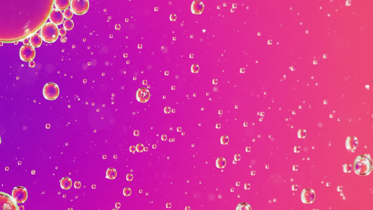 복사 공간과 함께 보라색 배경에 움직이는 거품의 애니메이션