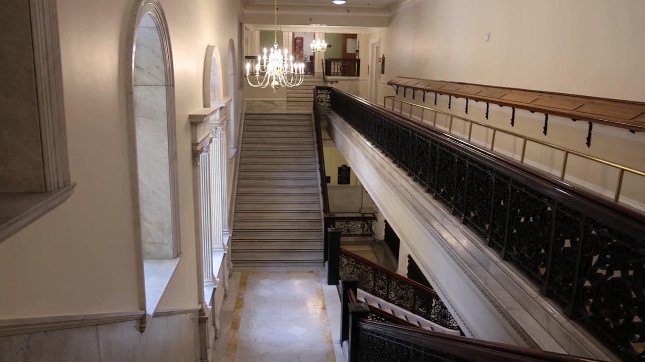 Corridoio e scalinata all'interno del Campidoglio dello stato del Massachusetts con video ripreso con gimbal che si sposta da sinistra a destra