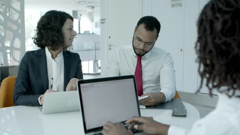 Geschäftsteam-Arbeitet-Im-Büro