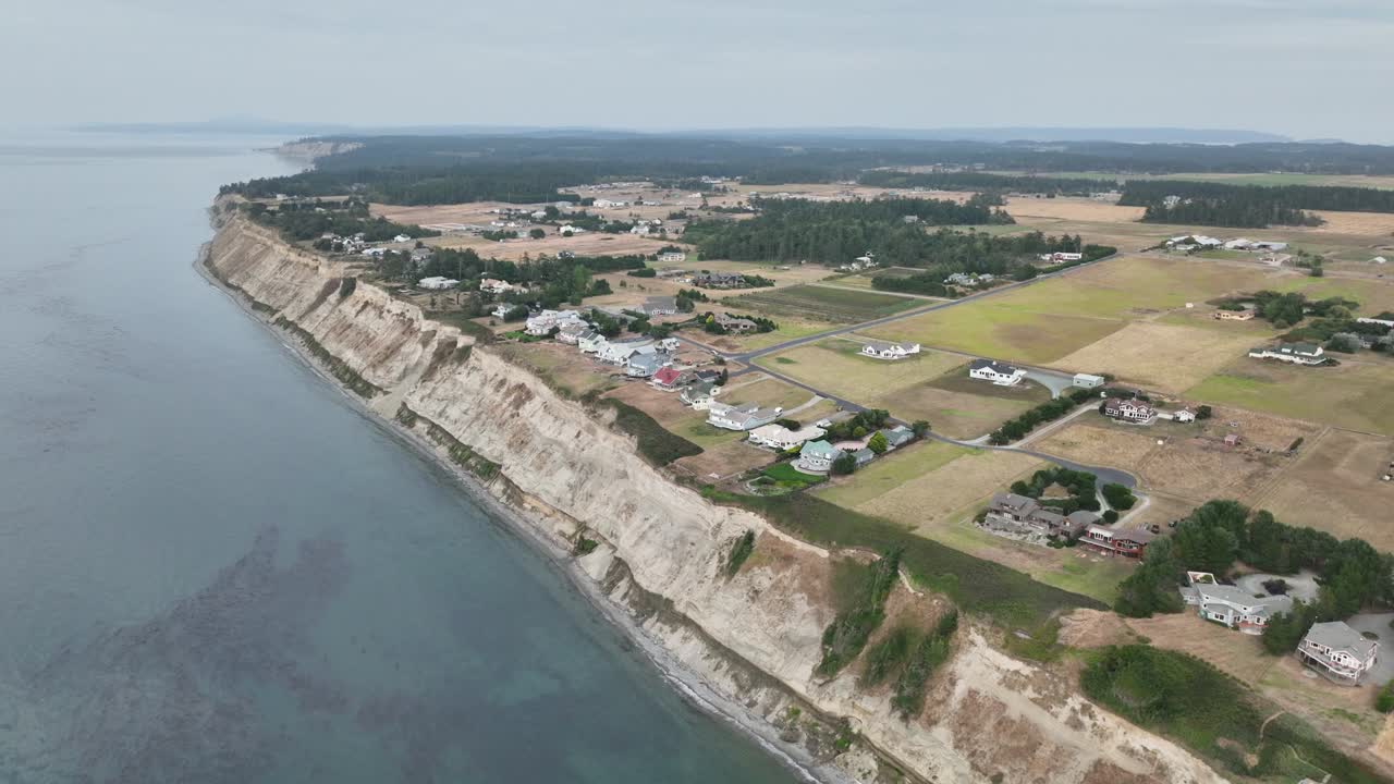 vista de dron de la playa oeste erosionada de la isla whidbey