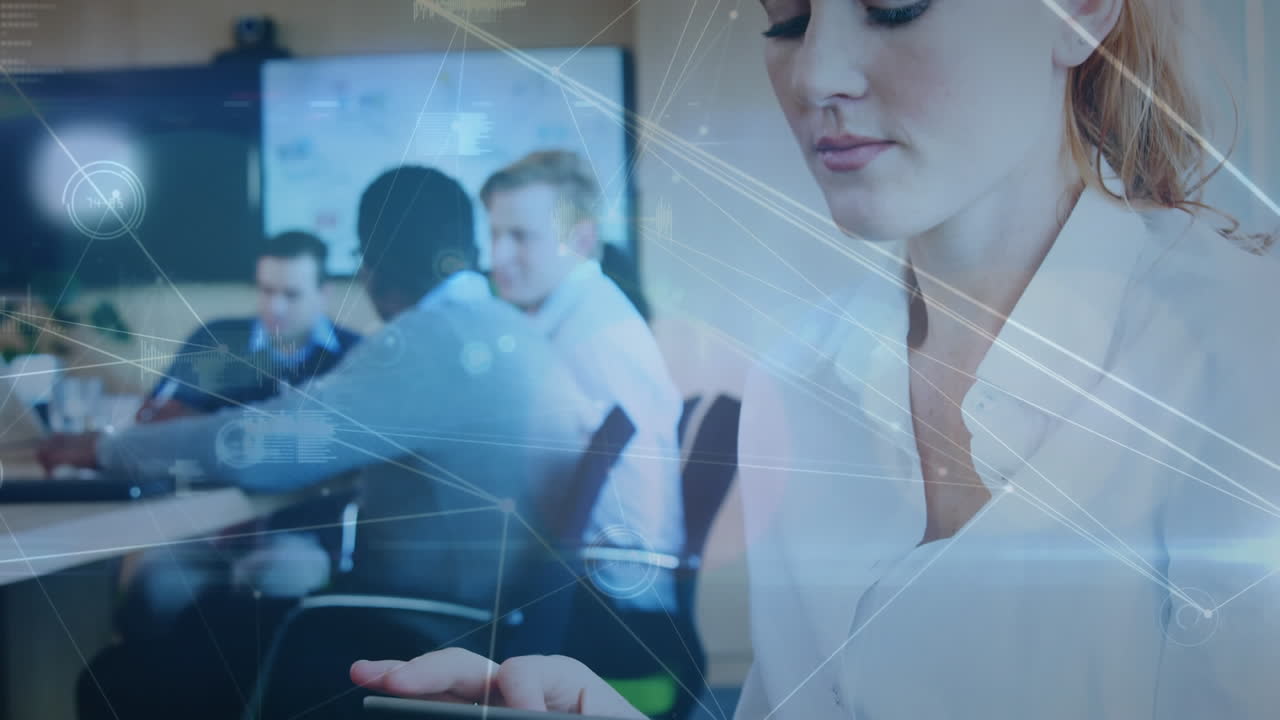 animación de la red de conexiones a través de una mujer de negocios caucásica usando una tableta en la oficina.