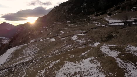 Vuelo-Bajo-Sobre-Las-Montañas-Tarter,-Andorra,-Al-Atardecer,-Las-Nubes-Reflejan-La-Hermosa-Luz