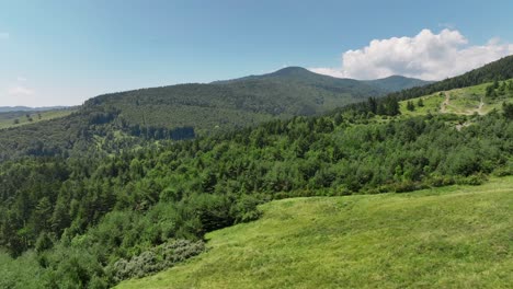 Aerial-footage-of-mountains-in-Sinaia,-Romania