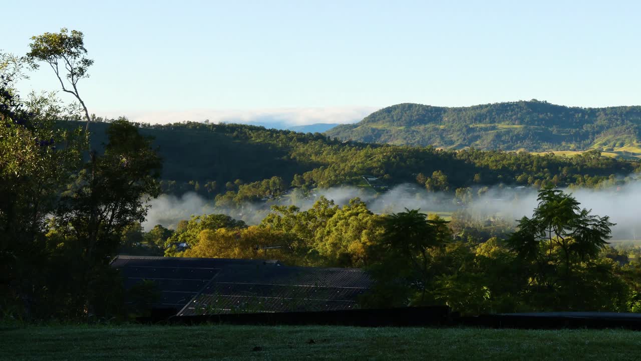 해가 뜨면 산 위의 안개가 사라집니다.