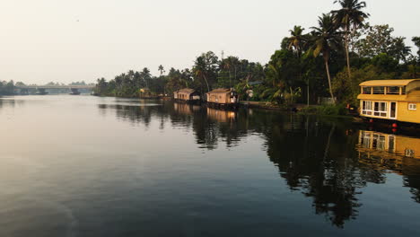 Kerala-Backwaters-With-Traditional-Tourist-House-Boat-In-Alleppey,-India