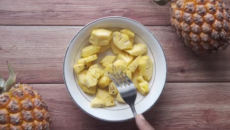 piña cortada en un tazón