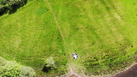 vista aérea ascendente de un picnic en el lago roadford en west devon, inglaterra