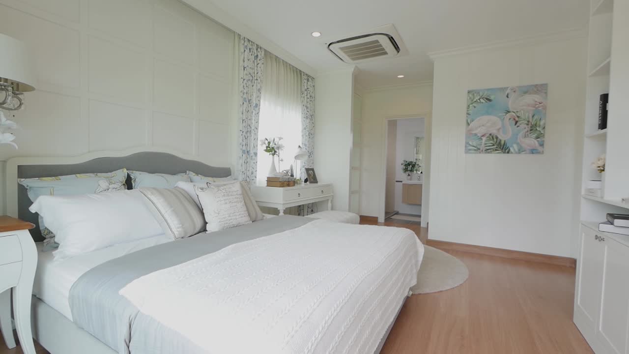 idea de decoración de dormitorio elegante completamente amueblado con iluminación natural