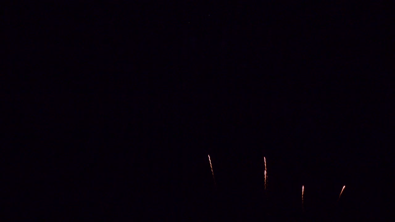 hermosa exhibición de trabajo de fuego colorido por la noche para la celebración en el festival