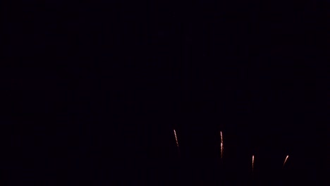 hermosa exhibición de trabajo de fuego colorido por la noche para la celebración en el festival