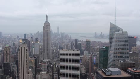 Día-Nublado-Aburrido-Sobre-El-Horizonte-De-Nueva-York,-Vista-Desde-La-Cima-De-La-Roca