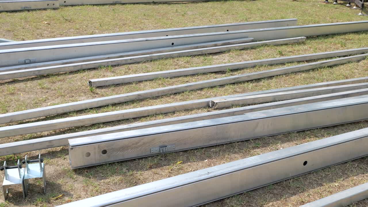 barras y postes de acero para la construcción de partes de un escenario de conciertos al aire libre en kunfeherto, hungría