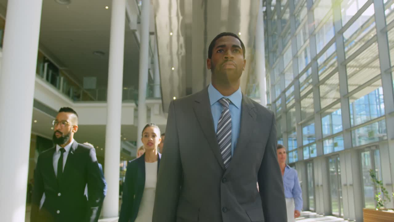 personas de negocios multiétnicas caminando juntas en el vestíbulo de la oficina 4k