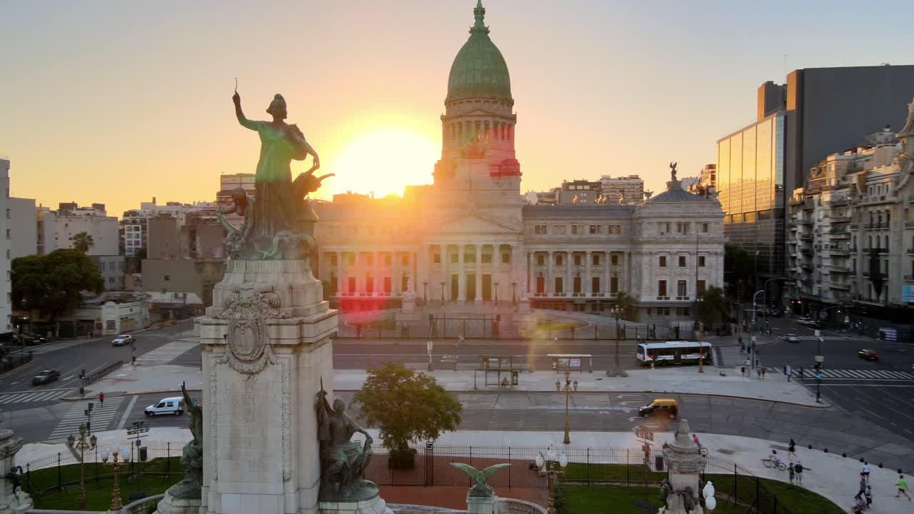 panorámica aérea a la derecha del monumento de bronce en la plaza del congreso que revela el palacio del congreso argentino a la hora dorada, buenos aires