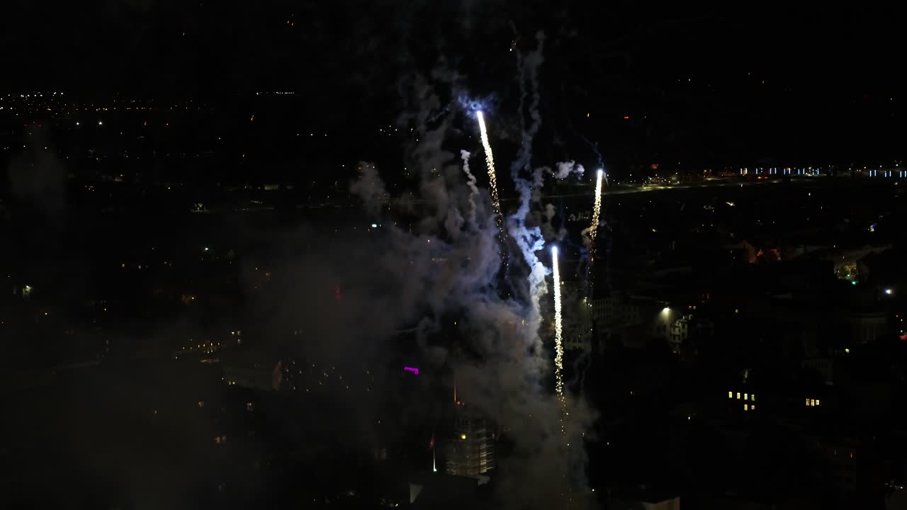 vista aérea de drones de fuegos artificiales en kaunas, lituania