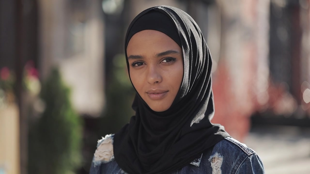 Retrato de una mujer joven con un hijab negro