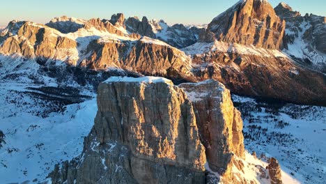 Picos-En-Los-Dolomitas-Al-Amanecer-En-Invierno