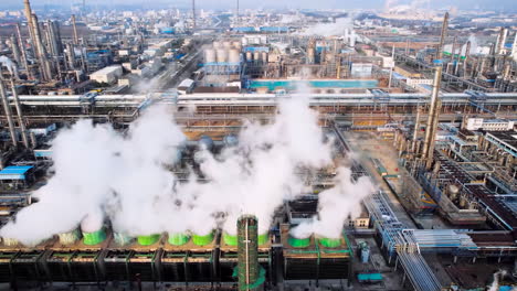 disparo real de las emisiones de gases de escape contaminados en el área de la fábrica química industrial time-lapse enorme instalación de la industria contaminante