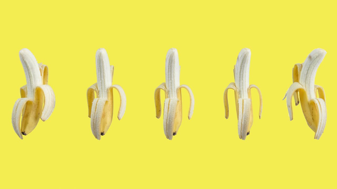밝은 배경에 많은 노란색 질을 벗긴 바나나가 애니메이션으로 현실적인 3d 열대 음식의 원활한 루핑 최소한의 모션 디자인 예술