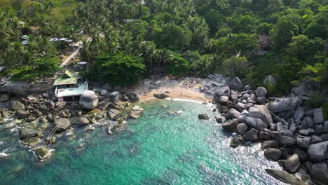 Impresionante-Vista-Aérea-Por-Drones-De-Una-Hermosa-Playa-Escondida-En-Una-Isla-Tropical