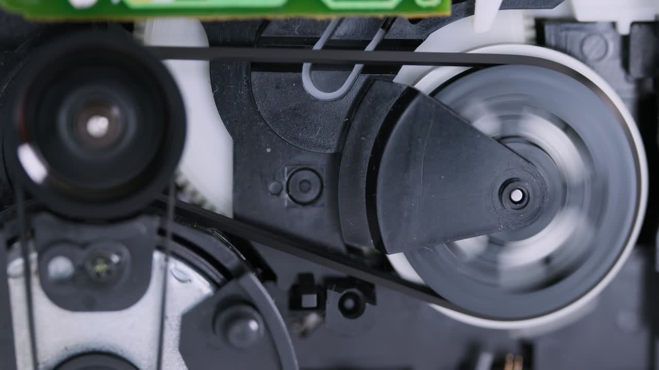 빈티지 오디오 카세트 클로즈업, 리윈딩 메커니즘, 휴대용 오디오 플레이어