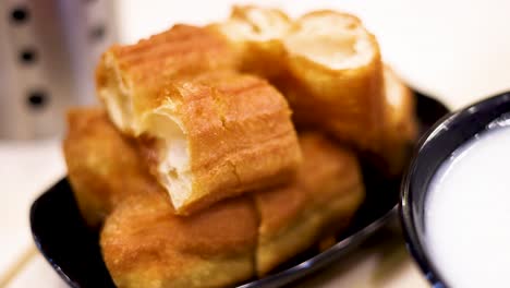 palos de masa y congee servidos juntos