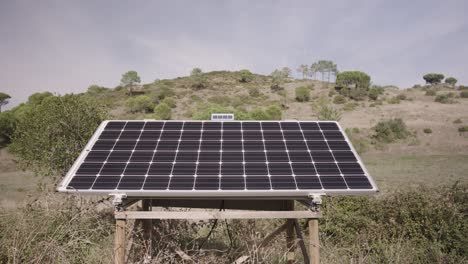 disparo amplio de paneles solares en el campo en la granja